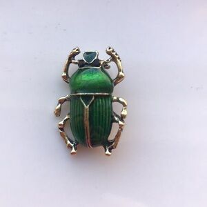 NWT Green metallic enamel scarab brooch/pin in goldtone, for scarf, hat, coat OS